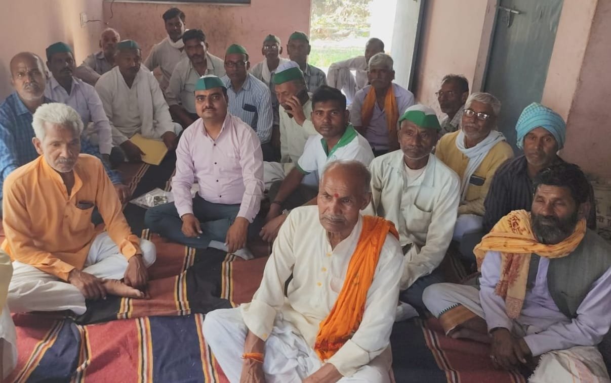 कोंच की गल्ला मंडी में आयोजित भारतीय किसान यूनियन की पंचायत के दौरान अपनी समस्याओं को लेकर आक्रोशित किसान और पदाधिकारियों का समूह, साथ ही ज्ञापन सौंपते हुए किसान प्रतिनिधि