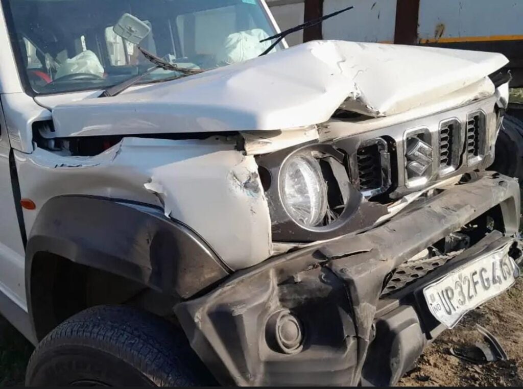 जालौन में भीषण सड़क हादसा: चित्रकूट SOG टीम की गाड़ी के उड़े परखच्चे, प्रभारी समेत 4 पुलिसकर्मी गंभीर रूप से घायल news image जालौन के दीनदयाल उपाध्याय चौराहे पर दुर्घटनाग्रस्त चित्रकूट SOG की जिम्नी गाड़ी और मौके पर जांच करती पुलिस टीम