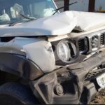 जालौन के दीनदयाल उपाध्याय चौराहे पर दुर्घटनाग्रस्त चित्रकूट SOG की जिम्नी गाड़ी और मौके पर जांच करती पुलिस टीम