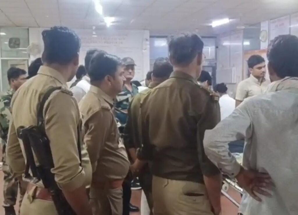 जालौन में भीषण सड़क हादसा: चित्रकूट SOG टीम की गाड़ी के उड़े परखच्चे, प्रभारी समेत 4 पुलिसकर्मी गंभीर रूप से घायल news image जालौन के दीनदयाल उपाध्याय चौराहे पर दुर्घटनाग्रस्त चित्रकूट SOG की जिम्नी गाड़ी और मौके पर जांच करती पुलिस टीम