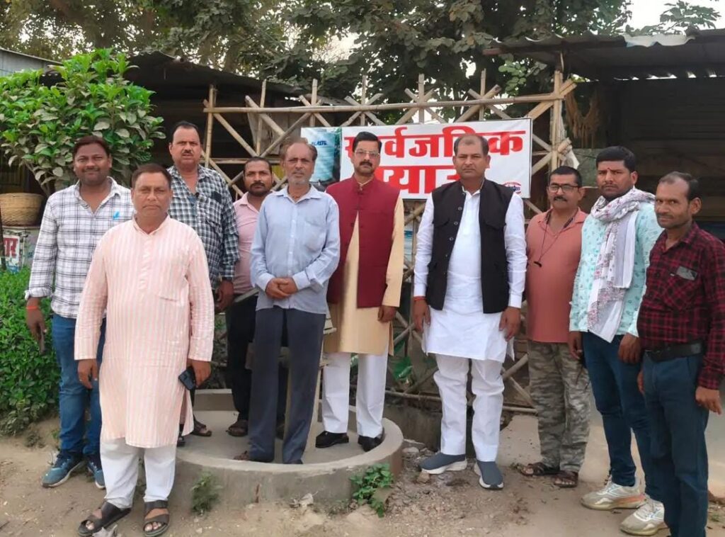 मानवता की मिसाल: कुठौंद में भीषण गर्मी के बीच समाजसेवियों ने संभाला मोर्चा, राहगीरों के लिए शुरू की शीतल प्याऊ सेवा news image जालौन के कुठौंद में थाना परिसर के सामने राहगीरों को ठंडा पानी पिलाते समाजसेवी और स्थापित की गई बड़ी पानी की टंकी