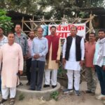 जालौन के कुठौंद में थाना परिसर के सामने राहगीरों को ठंडा पानी पिलाते समाजसेवी और स्थापित की गई बड़ी पानी की टंकी