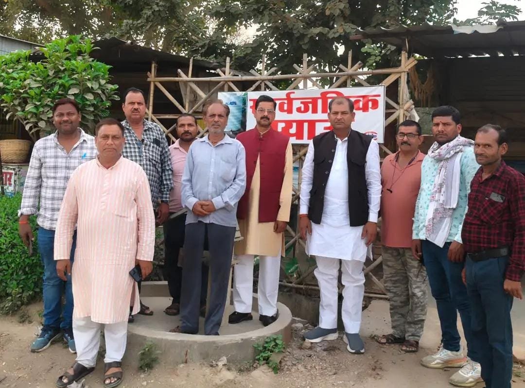 जालौन के कुठौंद में थाना परिसर के सामने राहगीरों को ठंडा पानी पिलाते समाजसेवी और स्थापित की गई बड़ी पानी की टंकी