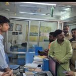 जालौन: डीएम और एसपी का गैस एजेंसी पर औचक छापा, उपभोक्ताओं से संवाद कर परखी जमीनी हकीकत जालौन के जिलाधिकारी राजेश कुमार पाण्डेय और एसपी डॉ. दुर्गेश कुमार उरई की भारत गैस एजेंसी पर गैस सिलेंडरों के स्टॉक का निरीक्षण करते हुए और उपभोक्ताओं से बात करते हुए