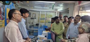 рдЬрд╛рд▓реМрди: рдбреАрдПрдо рдФрд░ рдПрд╕рдкреА рдХрд╛ рдЧреИрд╕ рдПрдЬреЗрдВрд╕реА рдкрд░ рдФрдЪрдХ рдЫрд╛рдкрд╛, рдЙрдкрднреЛрдХреНрддрд╛рдУрдВ рд╕реЗ рд╕рдВрд╡рд╛рдж рдХрд░ рдкрд░рдЦреА рдЬрдореАрдиреА рд╣рдХреАрдХрдд news image рдЬрд╛рд▓реМрди рдХреЗ рдЬрд┐рд▓рд╛рдзрд┐рдХрд╛рд░реА рд░рд╛рдЬреЗрд╢ рдХреБрдорд╛рд░ рдкрд╛рдгреНрдбреЗрдп рдФрд░ рдПрд╕рдкреА рдбреЙ. рджреБрд░реНрдЧреЗрд╢ рдХреБрдорд╛рд░ рдЙрд░рдИ рдХреА рднрд╛рд░рдд рдЧреИрд╕ рдПрдЬреЗрдВрд╕реА рдкрд░ рдЧреИрд╕ рд╕рд┐рд▓реЗрдВрдбрд░реЛрдВ рдХреЗ рд╕реНрдЯреЙрдХ рдХрд╛ рдирд┐рд░реАрдХреНрд╖рдг рдХрд░рддреЗ рд╣реБрдП рдФрд░ рдЙрдкрднреЛрдХреНрддрд╛рдУрдВ рд╕реЗ рдмрд╛рдд рдХрд░рддреЗ рд╣реБрдП