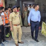 जालौन के जिलाधिकारी राजेश कुमार पाण्डेय और पुलिस अधीक्षक डॉ. दुर्गेश कुमार उरई के परीक्षा केंद्र में सीसीटीवी कंट्रोल रूम का निरीक्षण करते हुए