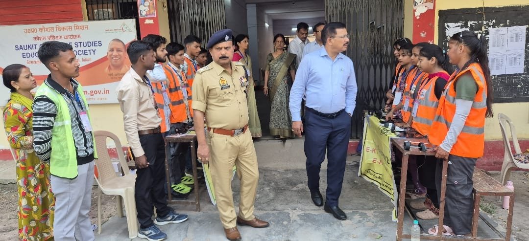जालौन के जिलाधिकारी राजेश कुमार पाण्डेय और पुलिस अधीक्षक डॉ. दुर्गेश कुमार उरई के परीक्षा केंद्र में सीसीटीवी कंट्रोल रूम का निरीक्षण करते हुए