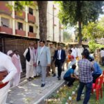 जालौन जनपद न्यायालय में राष्ट्रीय लोक अदालत का उद्घाटन करते जनपद न्यायाधीश श्री विरजेन्द्र कुमार सिंह और दीप प्रज्ज्वलन का दृश्य