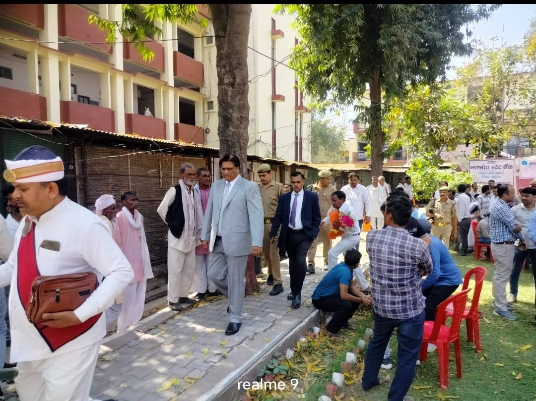 जालौन जनपद न्यायालय में राष्ट्रीय लोक अदालत का उद्घाटन करते जनपद न्यायाधीश श्री विरजेन्द्र कुमार सिंह और दीप प्रज्ज्वलन का दृश्य