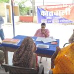 कोंच कोतवाली परिसर में फरियादियों की समस्याएं सुनतीं उपजिलाधिकारी ज्योति सिंह और उपस्थित पुलिस व राजस्व अधिकारी