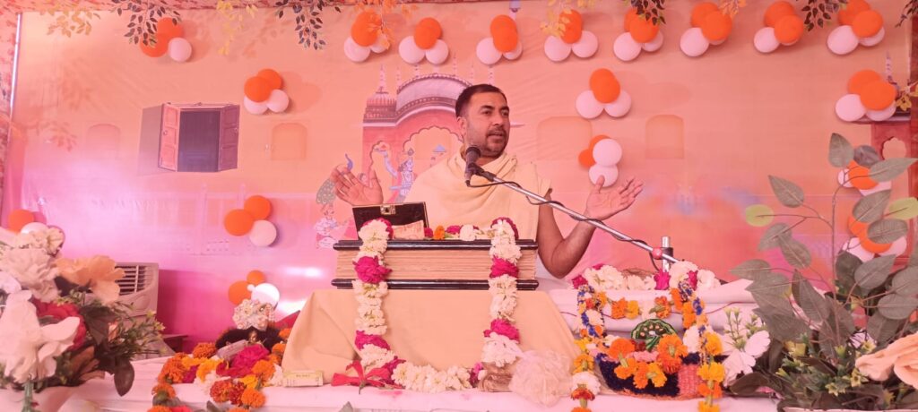 जालौन के सरस्वती मंदिर में श्रीमद्भागवत कथा के दौरान कृष्ण-रुक्मणी विवाह प्रसंग सुनाते कथा व्यास पंडित बजरंगी महाराज और उपस्थित श्रद्धालु