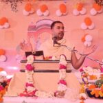 जालौन के सरस्वती मंदिर में श्रीमद्भागवत कथा के दौरान कृष्ण-रुक्मणी विवाह प्रसंग सुनाते कथा व्यास पंडित बजरंगी महाराज और उपस्थित श्रद्धालु