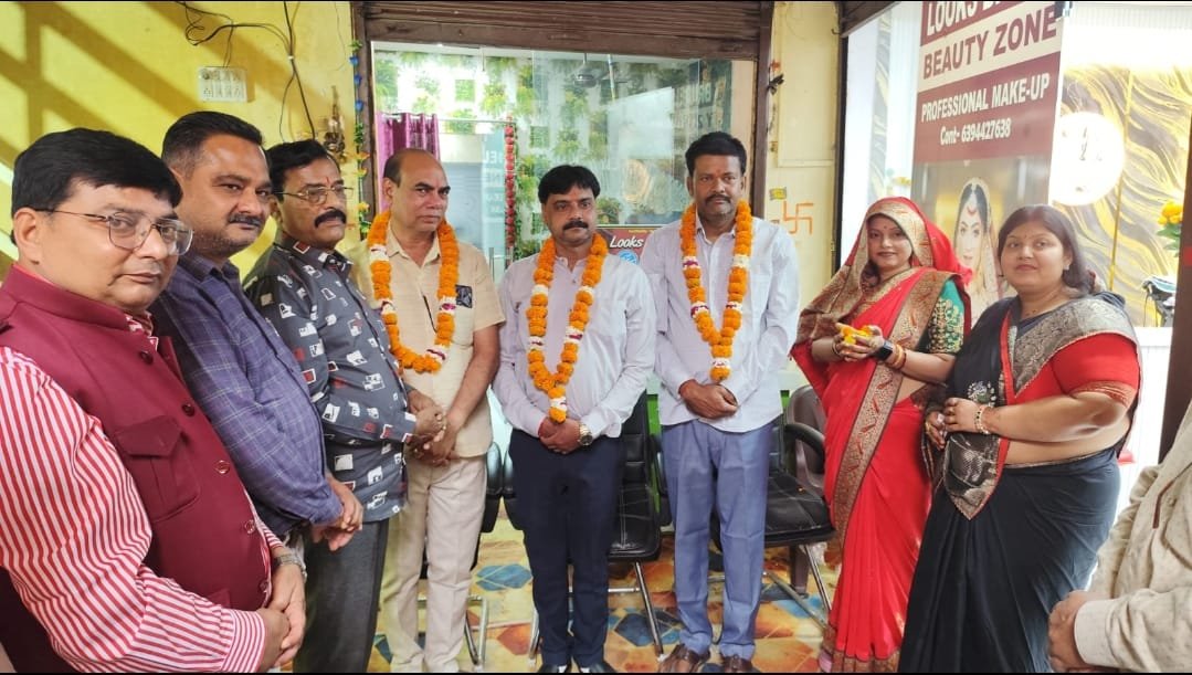 कोंच में भारत विकास परिषद की नई कार्यकारिणी के गठन के दौरान नवनियुक्त अध्यक्ष रामबाबू निरंजन और अन्य पदाधिकारी