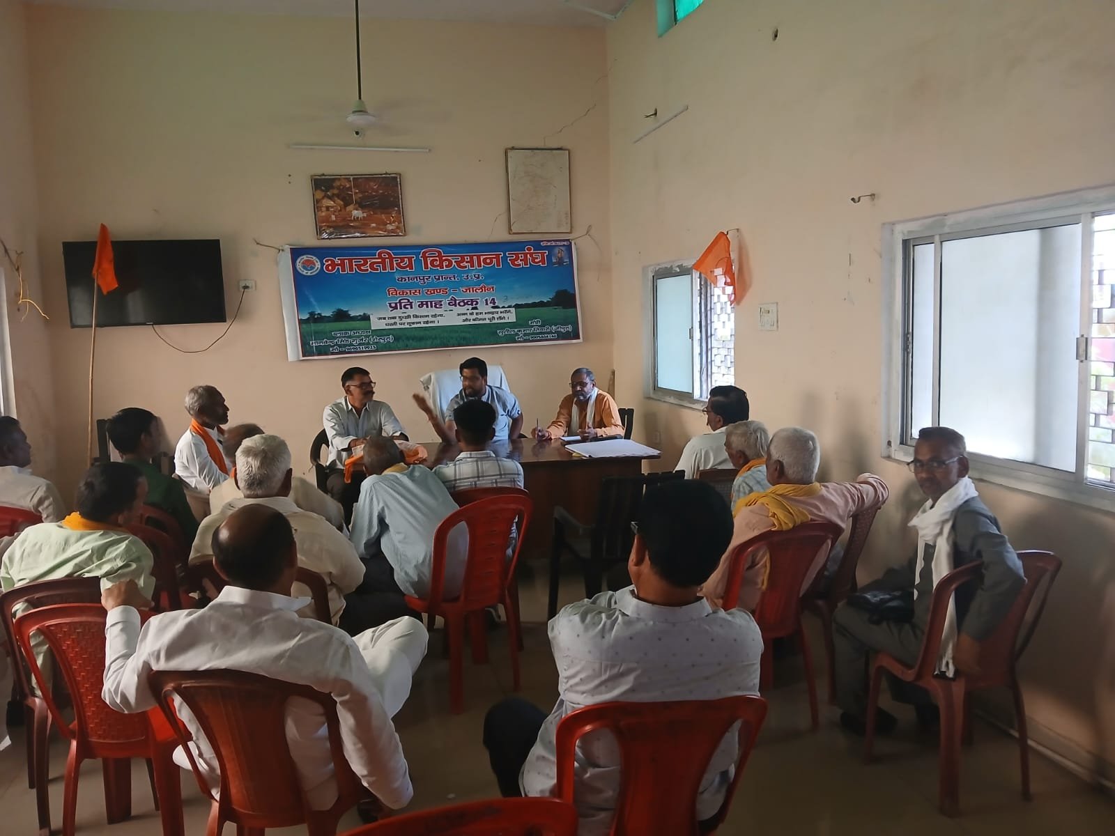 जालौन की गल्ला मंडी में भारतीय किसान संघ की बैठक के दौरान उपस्थित किसान और पदाधिकारी अपनी मांगों को लेकर चर्चा करते हुए