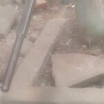 जालौन के मोहल्ला तोपखाना में खराब पड़ा सरकारी हैंडपंप, जहाँ बाल्टी लेकर खड़े निराश स्थानीय निवासी और सूखे नल की प्रतीकात्मक तस्वीर