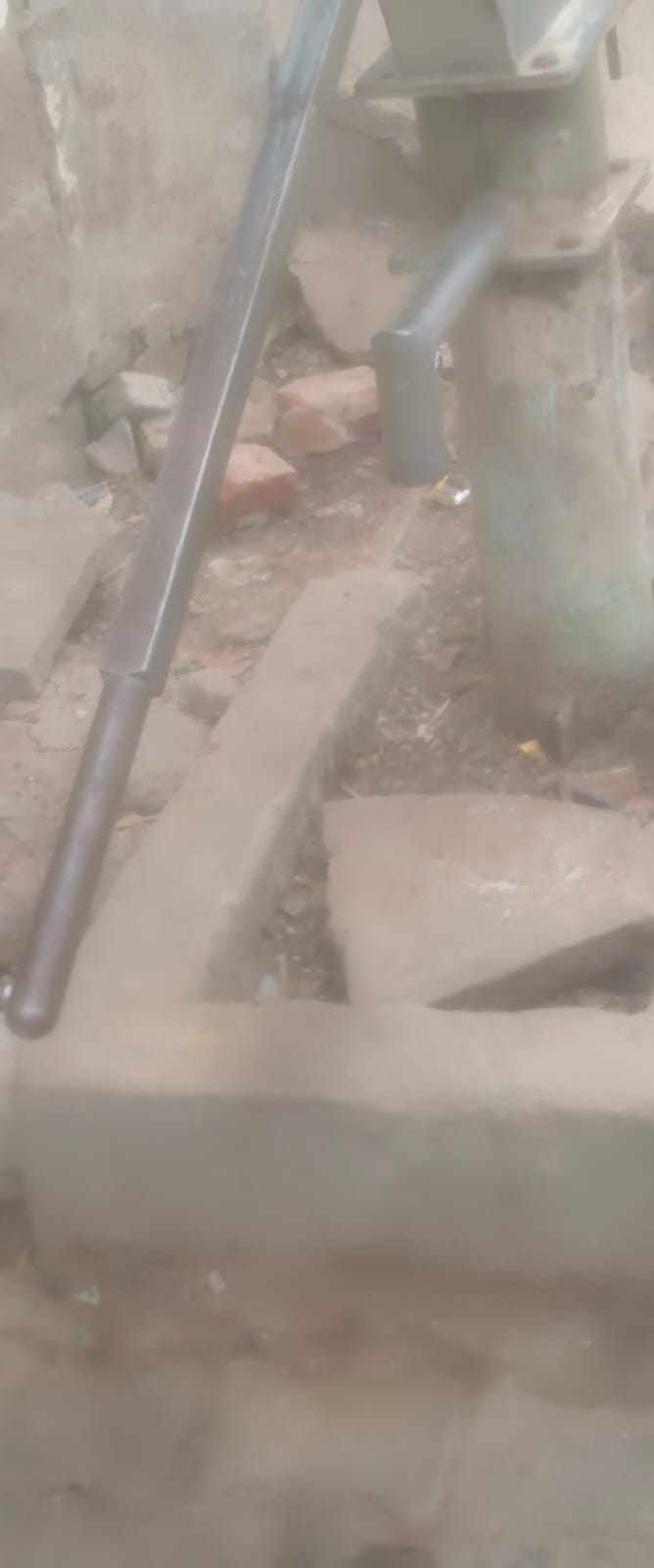 जालौन के मोहल्ला तोपखाना में खराब पड़ा सरकारी हैंडपंप, जहाँ बाल्टी लेकर खड़े निराश स्थानीय निवासी और सूखे नल की प्रतीकात्मक तस्वीर