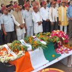 पत्नी को बचाने की जंग हार गया सेना का जांबाज: सैन्य सम्मान के साथ दी गई अंतिम विदाई, उमड़ा जनसैलाब जालौन के ऊमरी नगर में सेना के जवान बृजेंद्र सिंह जोधावत की अंतिम यात्रा में उमड़ा जनसैलाब और सैन्य सम्मान देते भारतीय सेना के जवान