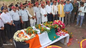 рдкрддреНрдиреА рдХреЛ рдмрдЪрд╛рдиреЗ рдХреА рдЬрдВрдЧ рд╣рд╛рд░ рдЧрдпрд╛ рд╕реЗрдирд╛ рдХрд╛ рдЬрд╛рдВрдмрд╛рдЬ: рд╕реИрдиреНрдп рд╕рдореНрдорд╛рди рдХреЗ рд╕рд╛рде рджреА рдЧрдИ рдЕрдВрддрд┐рдо рд╡рд┐рджрд╛рдИ, рдЙрдордбрд╝рд╛ рдЬрдирд╕реИрд▓рд╛рдм news image рдЬрд╛рд▓реМрди рдХреЗ рдКрдорд░реА рдирдЧрд░ рдореЗрдВ рд╕реЗрдирд╛ рдХреЗ рдЬрд╡рд╛рди рдмреГрдЬреЗрдВрджреНрд░ рд╕рд┐рдВрд╣ рдЬреЛрдзрд╛рд╡рдд рдХреА рдЕрдВрддрд┐рдо рдпрд╛рддреНрд░рд╛ рдореЗрдВ рдЙрдордбрд╝рд╛ рдЬрдирд╕реИрд▓рд╛рдм рдФрд░ рд╕реИрдиреНрдп рд╕рдореНрдорд╛рди рджреЗрддреЗ рднрд╛рд░рддреАрдп рд╕реЗрдирд╛ рдХреЗ рдЬрд╡рд╛рди