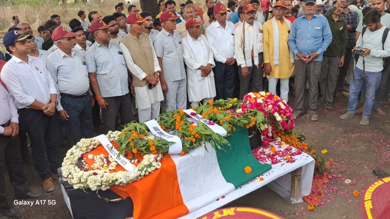 जालौन के ऊमरी नगर में सेना के जवान बृजेंद्र सिंह जोधावत की अंतिम यात्रा में उमड़ा जनसैलाब और सैन्य सम्मान देते भारतीय सेना के जवान