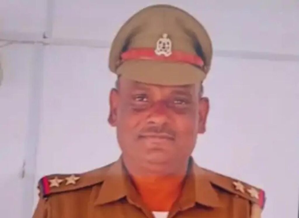 सनसनी: जालौन के पुलिस प्रशिक्षण स्कूल में सूबेदार ने पेड़ से लटककर की आत्महत्या, विभाग में मचा हड़कंप news image सनसनी: जालौन के पुलिस प्रशिक्षण स्कूल में सूबेदार ने पेड़ से लटककर की आत्महत्या, विभाग में मचा हड़कंप news image