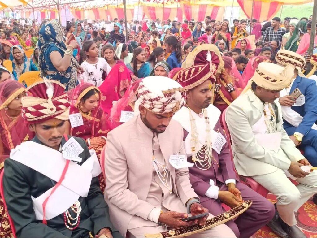 जालौन में कठेरिया समाज के सामूहिक विवाह में उमड़ा जनसैलाब: डिंपल यादव ने 17 जोड़ों को दिया आशीर्वाद, 2027 के लिए फूंका चुनावी बिगुल news image जालौन में कठेरिया समाज के सामूहिक विवाह में उमड़ा जनसैलाब: डिंपल यादव ने 17 जोड़ों को दिया आशीर्वाद, 2027 के लिए फूंका चुनावी बिगुल news image