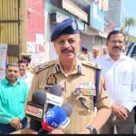 जालौन के उरई में यूपी पुलिस एसआई भर्ती परीक्षा केंद्र का निरीक्षण करते एडीजी कानपुर जोन आलोक सिंह, साथ में जिलाधिकारी और पुलिस अधीक्षक