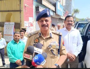 जालौन के उरई में यूपी पुलिस एसआई भर्ती परीक्षा केंद्र का निरीक्षण करते एडीजी कानपुर जोन आलोक सिंह, साथ में जिलाधिकारी और पुलिस अधीक्षक