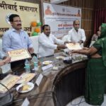 जालौन में प्रधानमंत्री आवास योजना (शहरी) 2.0 के अंतर्गत लाभार्थियों को स्वीकृति प्रमाण पत्र वितरित करते जिला पंचायत अध्यक्ष डॉ. घनश्याम अनुरागी, सदर विधायक गौरीशंकर वर्मा और जिलाधिकारी राजेश कुमार पाण्डेय