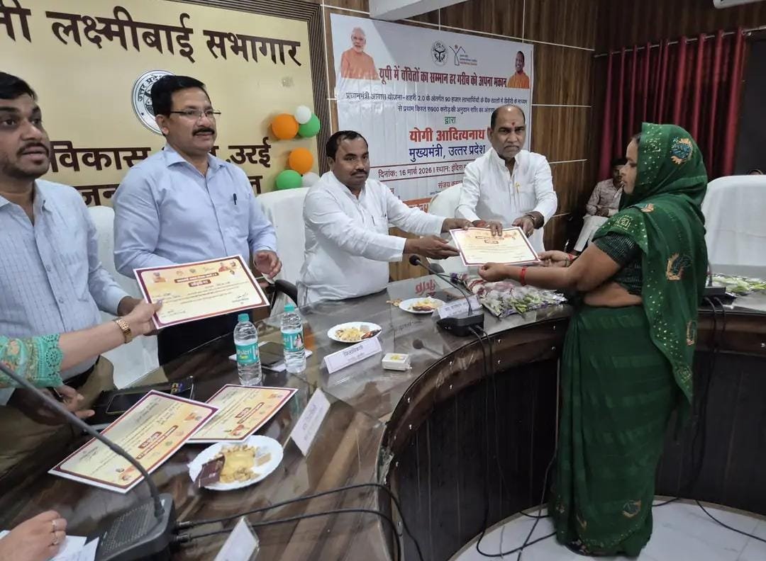 जालौन में प्रधानमंत्री आवास योजना (शहरी) 2.0 के अंतर्गत लाभार्थियों को स्वीकृति प्रमाण पत्र वितरित करते जिला पंचायत अध्यक्ष डॉ. घनश्याम अनुरागी, सदर विधायक गौरीशंकर वर्मा और जिलाधिकारी राजेश कुमार पाण्डेय