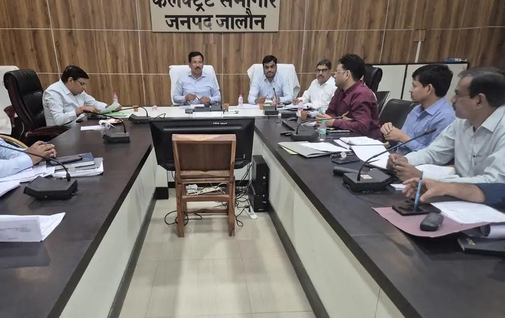 भीषण गर्मी और हीटवेव को लेकर जिला प्रशासन अलर्ट: जिलाधिकारी ने जारी किया 'जीरो जनहानि' का एक्शन प्लान news image जिलाधिकारी राजेश कुमार पाण्डेय कलेक्ट्रेट सभागार में अधिकारियों के साथ हीटवेव और लू से बचाव की समीक्षा बैठक की अध्यक्षता करते हुए