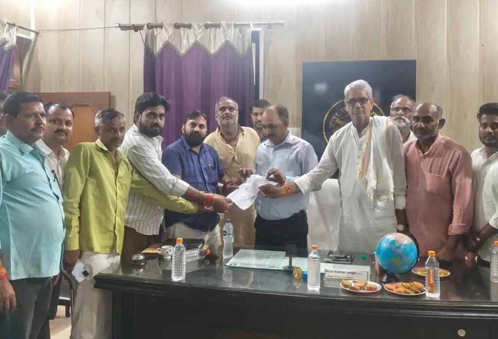 जालौन में मुख्य विकास अधिकारी को ज्ञापन सौंपते कुठौंद विकास खंड के दर्जनों ग्राम प्रधान और ठेकेदार