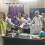 कुठौंद विकास खंड में छिड़ी 'लेटर वॉर': भ्रष्टाचार के आरोपों के बीच BDO के समर्थन में उतरे दर्जनों प्रधान जालौन में मुख्य विकास अधिकारी को ज्ञापन सौंपते कुठौंद विकास खंड के दर्जनों ग्राम प्रधान और ठेकेदार