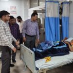 जिलाधिकारी राजेश कुमार पाण्डेय द्वारा जिला महिला अस्पताल और राजकीय मेडिकल कॉलेज का औचक निरीक्षण करते हुए मरीजों से संवाद का दृश्य