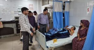 जिलाधिकारी राजेश कुमार पाण्डेय द्वारा जिला महिला अस्पताल और राजकीय मेडिकल कॉलेज का औचक निरीक्षण करते हुए मरीजों से संवाद का दृश्य