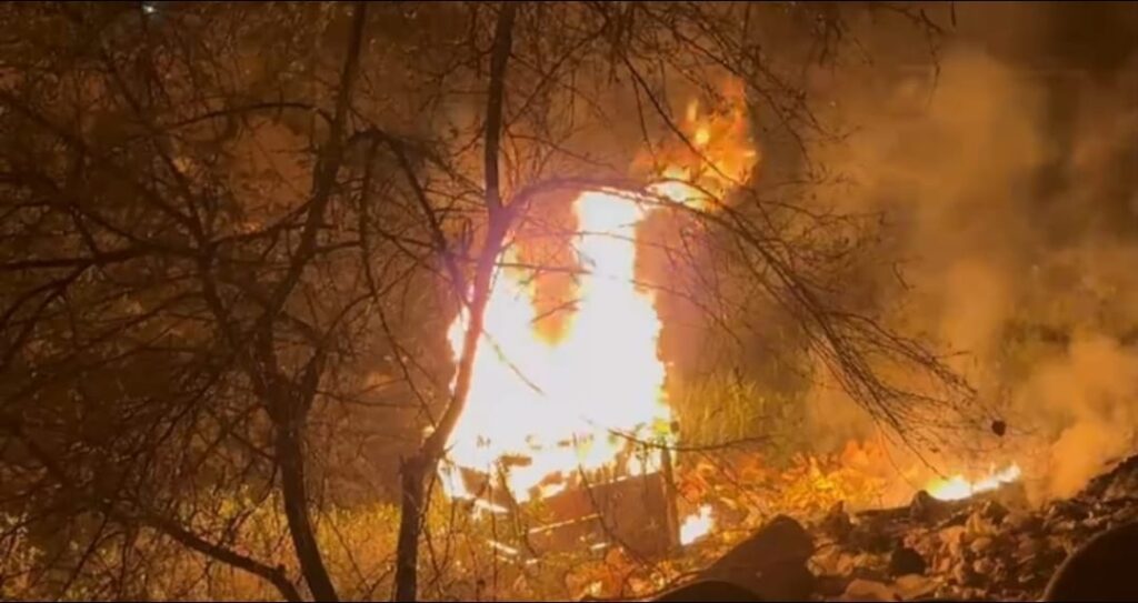 जालौन के कोंच में सागर चौकी के पास स्थित बादशाह प्रेस की दुकान में लगी भीषण आग के बाद बिखरा हुआ सामान और दमकल विभाग की कार्रवाई