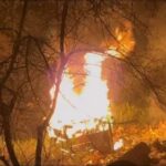 जालौन के कोंच में सागर चौकी के पास स्थित बादशाह प्रेस की दुकान में लगी भीषण आग के बाद बिखरा हुआ सामान और दमकल विभाग की कार्रवाई