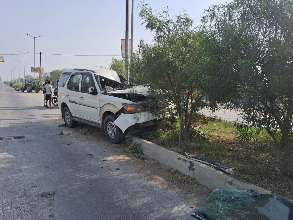 जालौन के औरइया मार्ग पर चुंगी नंबर 4 के पास दुर्घटनाग्रस्त कार, जहाँ अज्ञात वाहन की टक्कर से पिता, पुत्र और पुत्री घायल हो गए