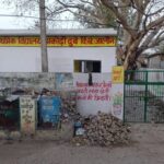 जालौन के ग्राम अकोढ़ी दुबे में प्राथमिक विद्यालय के निकट कूड़ाघर के बाहर फैली गंदगी और बजबजाती नालियों का दृश्य, जहाँ से स्कूली बच्चे गुजर रहे हैं