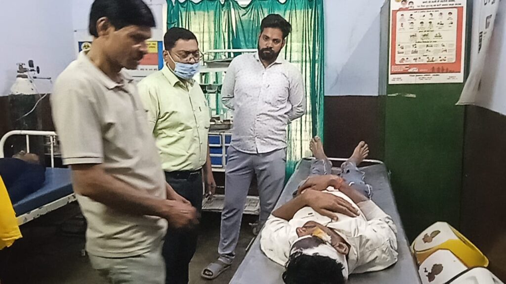 जालौन के कमसेरा चौराहे पर दो मोटरसाइकिलों की आमने-सामने भिड़ंत के बाद सड़क पर बिखरा मलबा और घायलों को ले जाती एम्बुलेंस