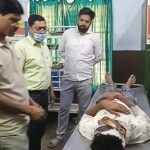 जालौन: कमसेरा चौराहे पर दो मोटरसाइकिलों के बीच भीषण भिड़ंत, हादसे में तीन लोग गंभीर रूप से घायल जालौन के कमसेरा चौराहे पर दो मोटरसाइकिलों की आमने-सामने भिड़ंत के बाद सड़क पर बिखरा मलबा और घायलों को ले जाती एम्बुलेंस