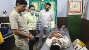 जालौन के कमसेरा चौराहे पर दो मोटरसाइकिलों की आमने-सामने भिड़ंत के बाद सड़क पर बिखरा मलबा और घायलों को ले जाती एम्बुलेंस