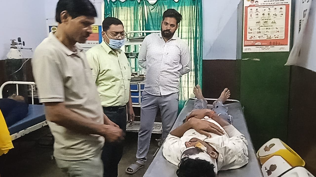 जालौन: कमसेरा चौराहे पर दो मोटरसाइकिलों के बीच भीषण भिड़ंत, हादसे में तीन लोग गंभीर रूप से घायल
