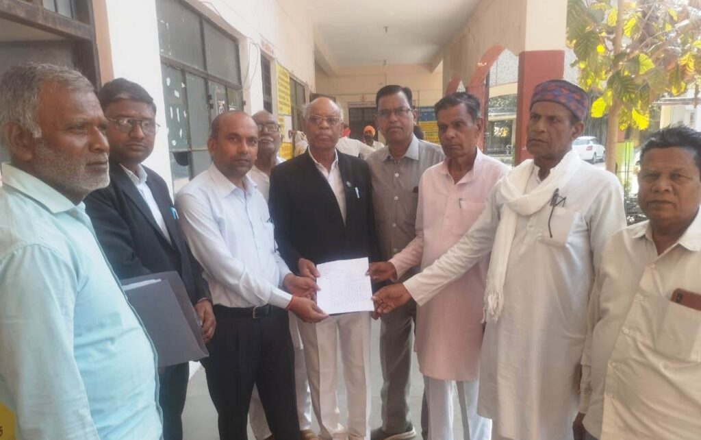 जालौन में नगर पालिका की नीतियों और टैक्स वृद्धि के खिलाफ एसडीएम अमित शेखर को ज्ञापन सौंपते हुए एडवोकेट नंदराम पाल और स्थानीय नागरिक