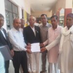 जालौन में नगर पालिका की नीतियों और टैक्स वृद्धि के खिलाफ एसडीएम अमित शेखर को ज्ञापन सौंपते हुए एडवोकेट नंदराम पाल और स्थानीय नागरिक