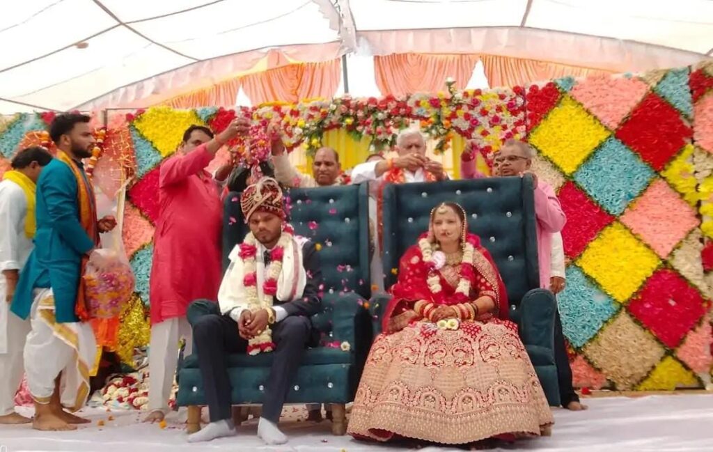 पुनीत कार्य: जालौन में 51 कन्याओं का सामूहिक विवाह संपन्न, वैदिक मंत्रोच्चार के बीच नव-दंपतियों ने शुरू किया नया जीवन news image जालौन के मौनी मंदिर परिसर में आयोजित भव्य सामूहिक विवाह समारोह में वैदिक मंत्रोच्चार के बीच सात फेरे लेते नव-दंपति और आशीर्वाद देते अतिथि