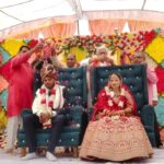 जालौन के मौनी मंदिर परिसर में आयोजित भव्य सामूहिक विवाह समारोह में वैदिक मंत्रोच्चार के बीच सात फेरे लेते नव-दंपति और आशीर्वाद देते अतिथि