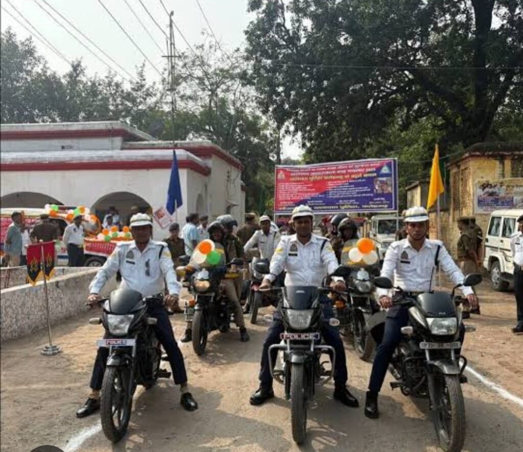 फर्रुखाबाद में सुरक्षा व्यवस्था सख्त: अपराधियों पर पुलिस का कड़ा शिकंजा, सड़क हादसों को रोकने के लिए 'जीरो टॉलरेंस' नीति लागू news image फर्रुखाबाद पुलिस द्वारा मुख्य चौराहे पर सघन वाहन चेकिंग अभियान और संदिग्धों की तलाशी लेते हुए सुरक्षा बल