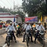 फर्रुखाबाद पुलिस द्वारा मुख्य चौराहे पर सघन वाहन चेकिंग अभियान और संदिग्धों की तलाशी लेते हुए सुरक्षा बल