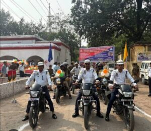 फर्रुखाबाद पुलिस द्वारा मुख्य चौराहे पर सघन वाहन चेकिंग अभियान और संदिग्धों की तलाशी लेते हुए सुरक्षा बल