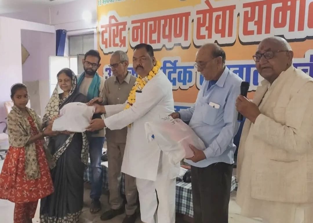 कोंच में दरिद्र नारायण सेवा समिति द्वारा मुस्लिम परिवारों को ईद के अवसर पर नए वस्त्र और खाद्य सामग्री वितरित करतीं मुख्य अतिथि मिथलेश वर्मा और अन्य गणमान्य व्यक्ति